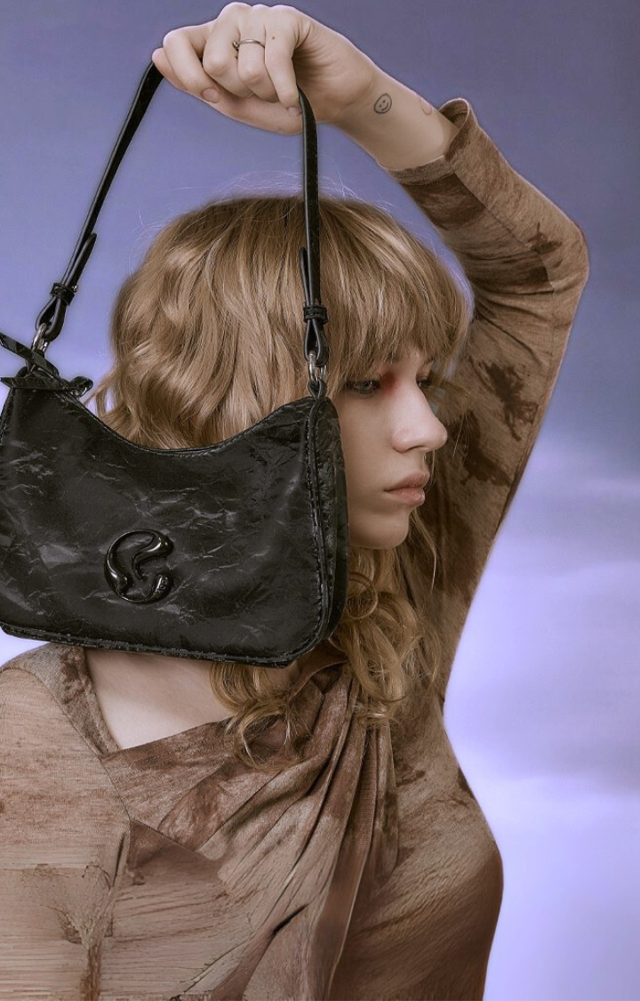 LUXE CURVE BAGUETTE BAG IN BLACK ONYX