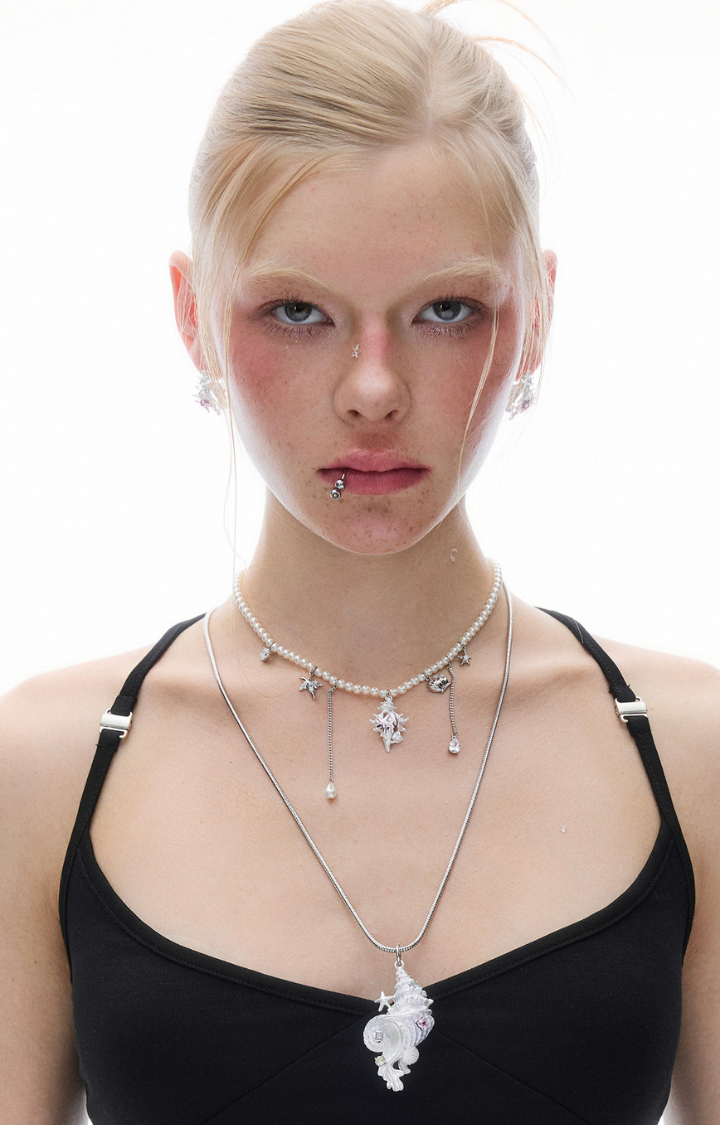 BRATTY PEARL SIREN NECKLACE