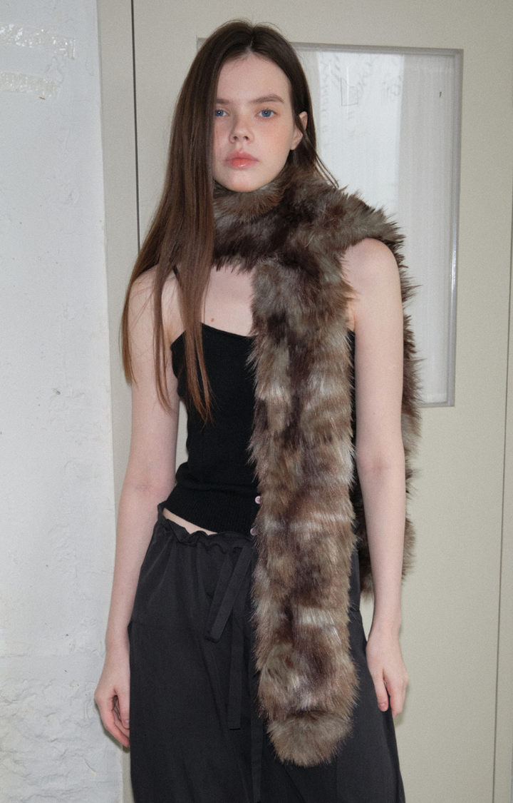 VELVET SIN FAUX FUR SCARF IN MOCHA LEOPARD FADE