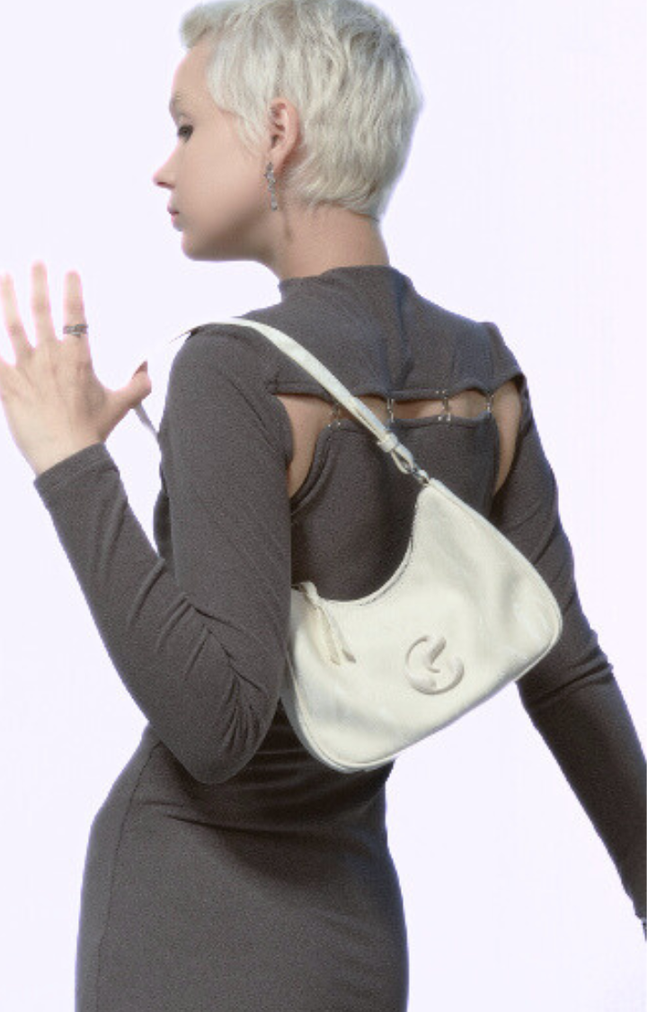 LUXE CURVE BAGUETTE BAG IN WHITE PEARL