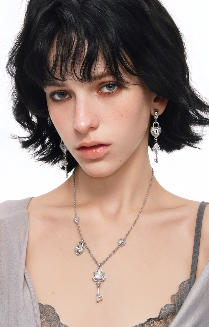 LOCKED KEY CLAVICLE NECKLACE
