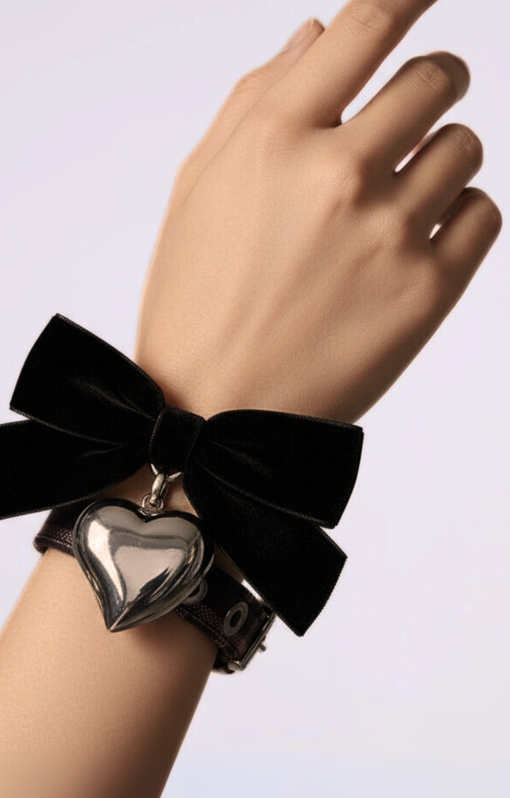 VELVET HEARTBREAKER BOW CHOKER – MIDNIGHT CHARM
