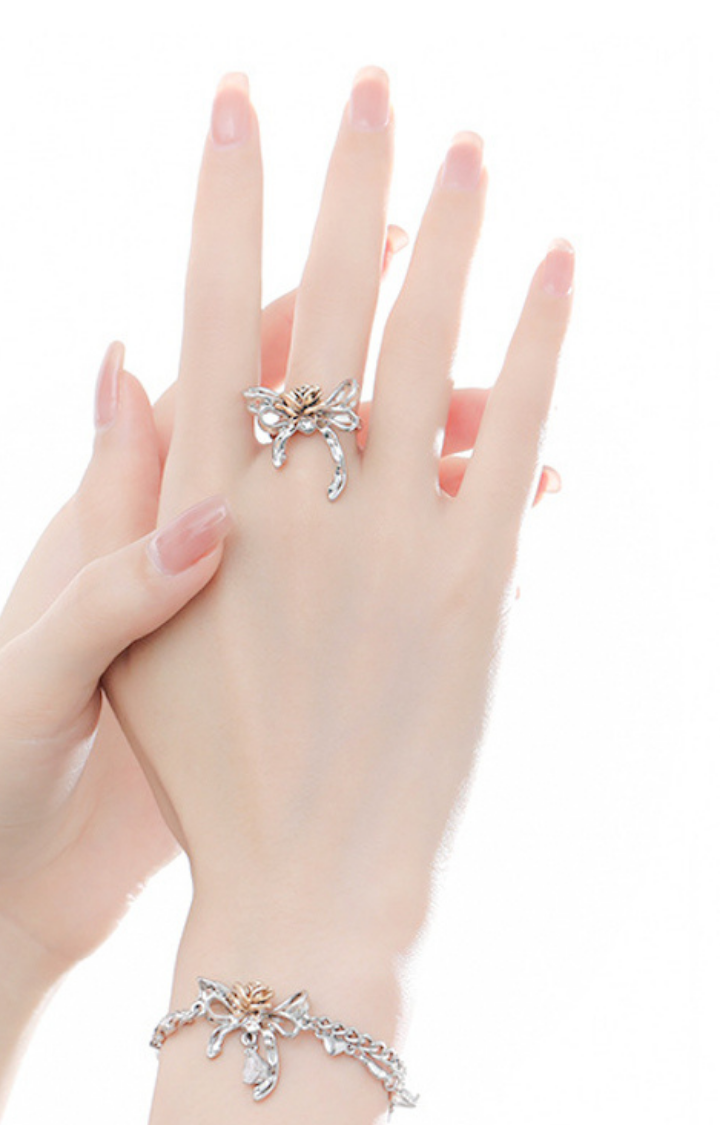 GOLDEN THORN BOW RING