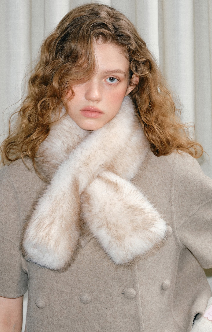 COZY LUXE FAUX FUR SHORT SCARF IN VANILLA MIST