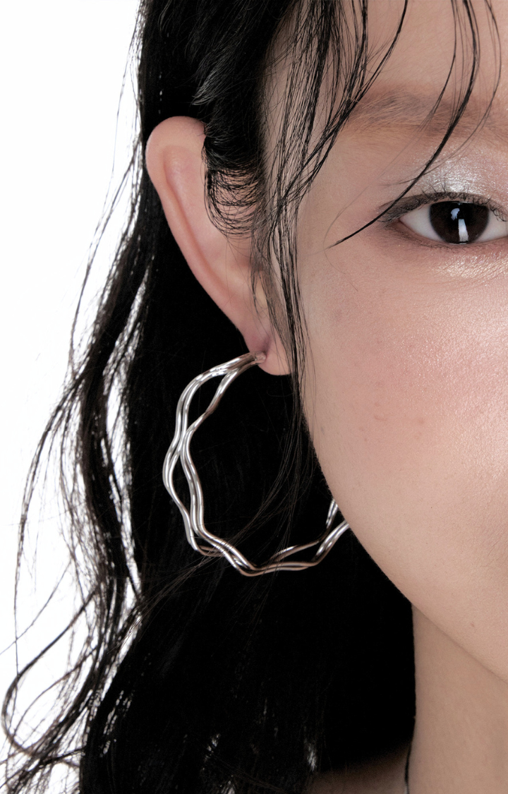 SILENT RIPPLE C-HOOP EARRINGS