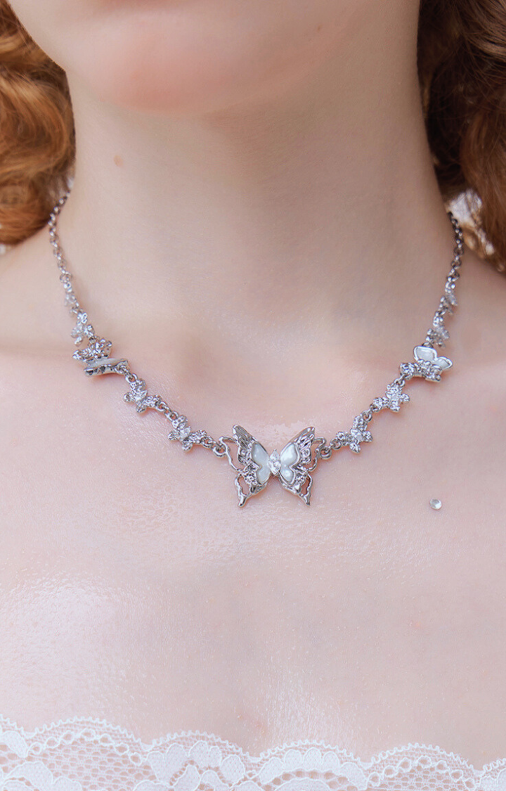 PEARLCORE BUTTERFLY NECKLACE