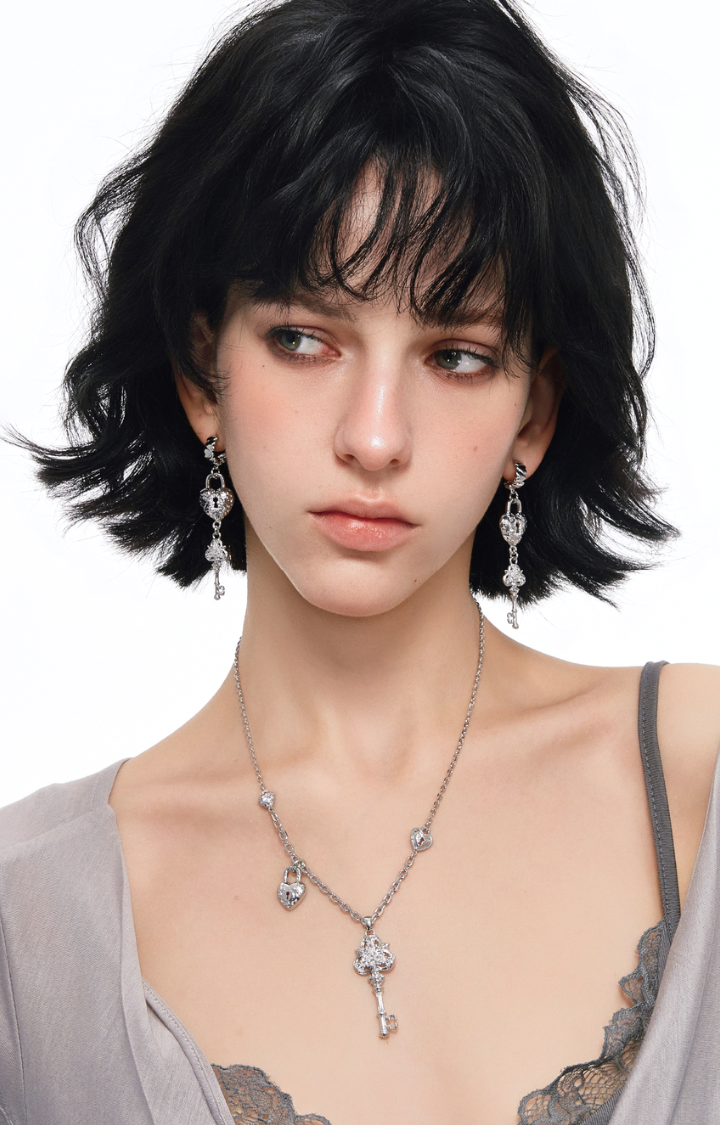 LOCKED KEY CLAVICLE NECKLACE