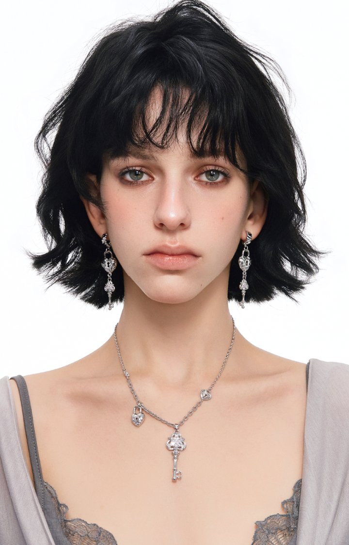 LOCKED KEY CLAVICLE NECKLACE