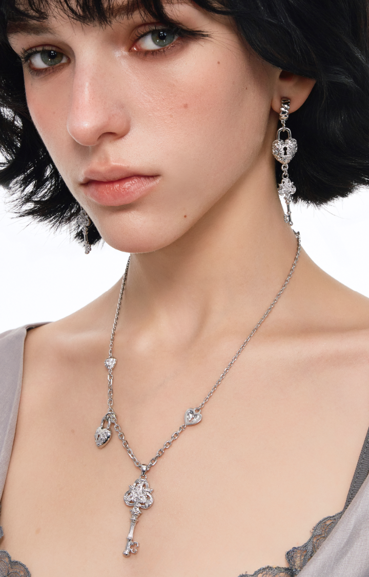 LOCKED KEY CLAVICLE NECKLACE