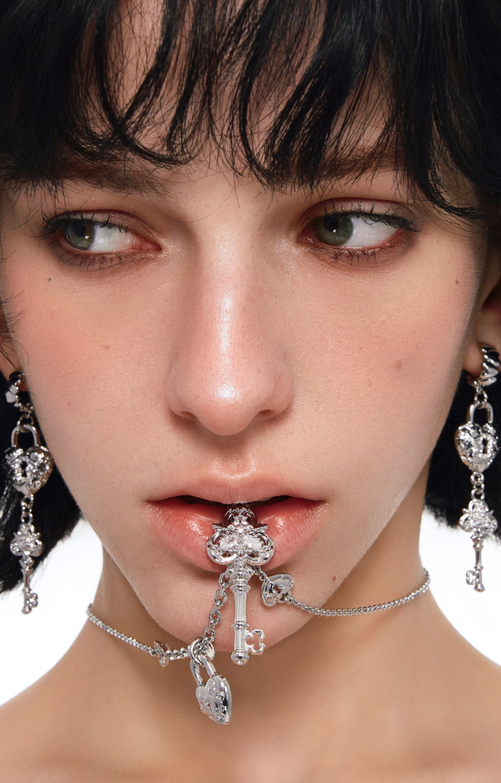 LOCKED KEY CLAVICLE NECKLACE