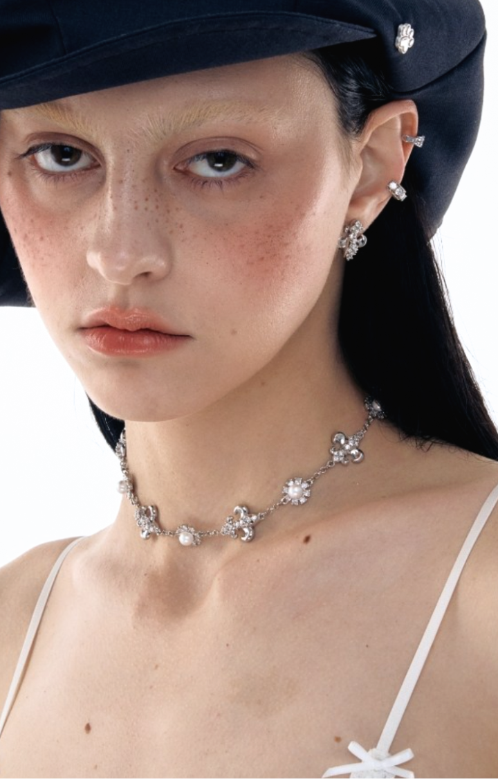 IRIS RESTRAINT PEARL CHOKER