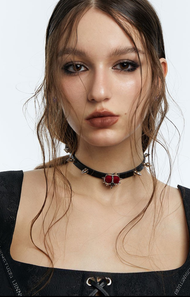 RIVET RED GEM BLACK CHOKER